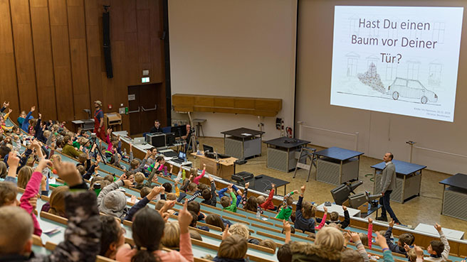Kinderuni-Vorlesung im November 2019 im Großen Physiksaal der Leibniz Universität Hannover